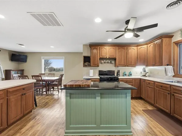 301 Lake View Dr NE, Solon, IA 52333