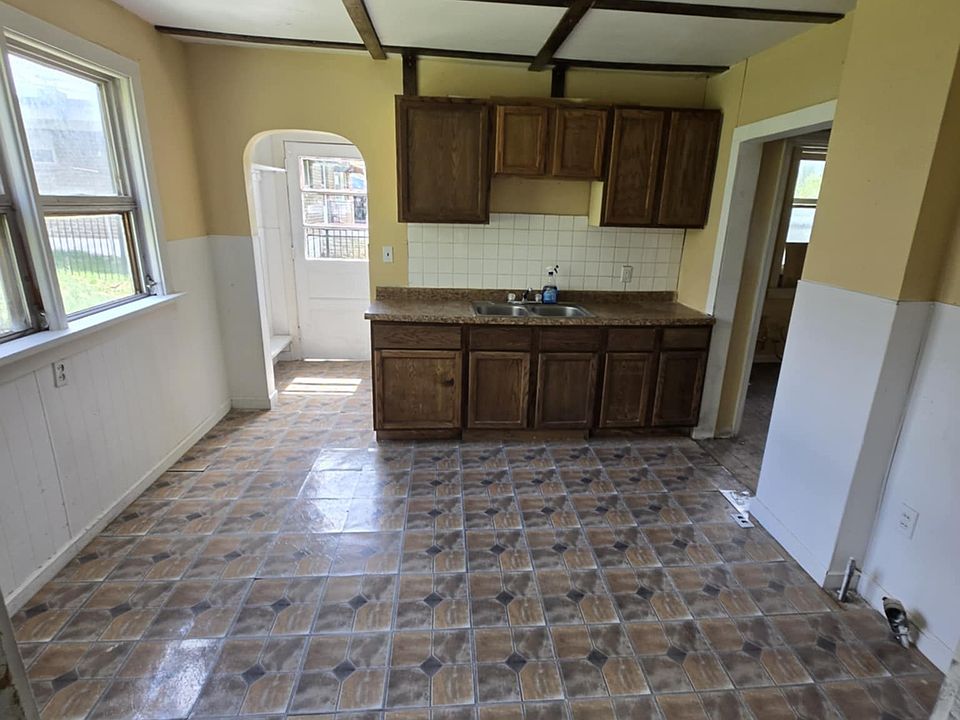 1st image of 402 Holly St