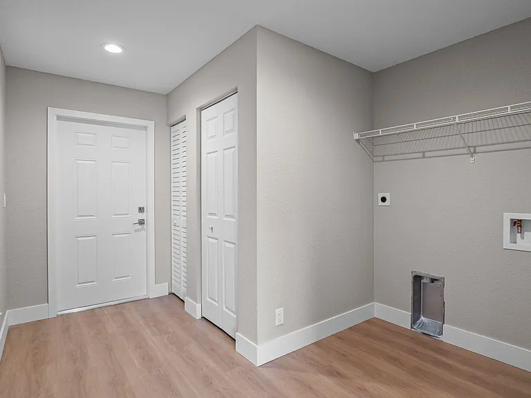4611 Sunset Blvd — Photo 16