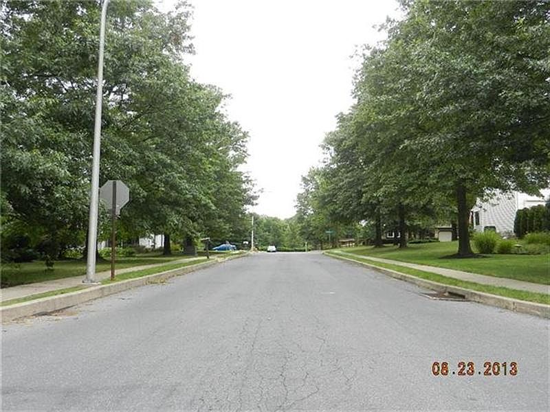 2nd image of 606 Essex Ct