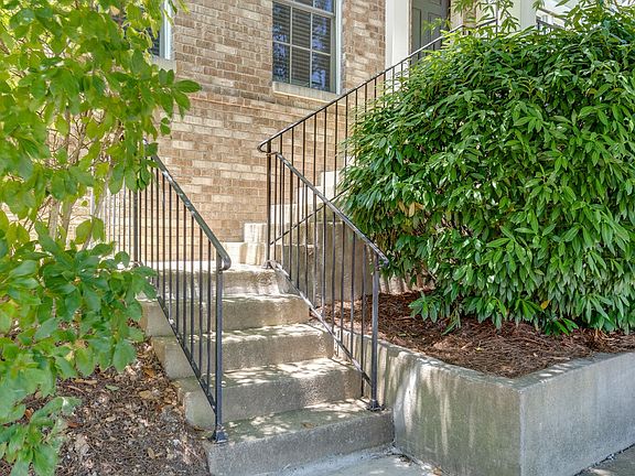 2nd image of 2017 Oak Trail Dr