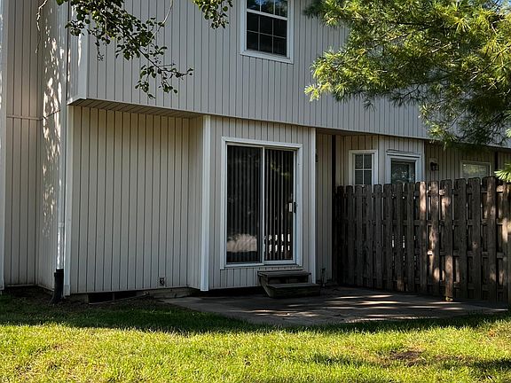 4th image of 1000 NE Whispering Winds Ct Unit 4