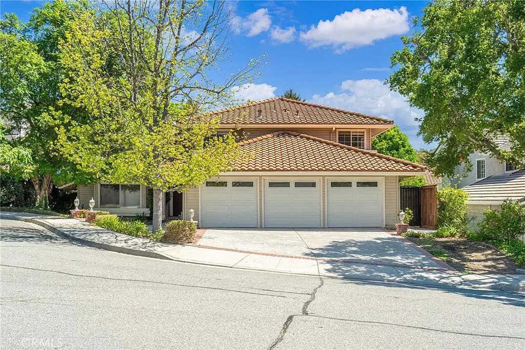 5 bed, 3406 sqft, $6,200 — Photo 1