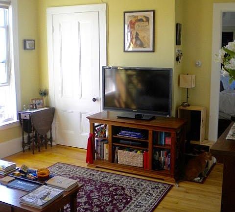 Middle Room (Dining Room, her used as LR)