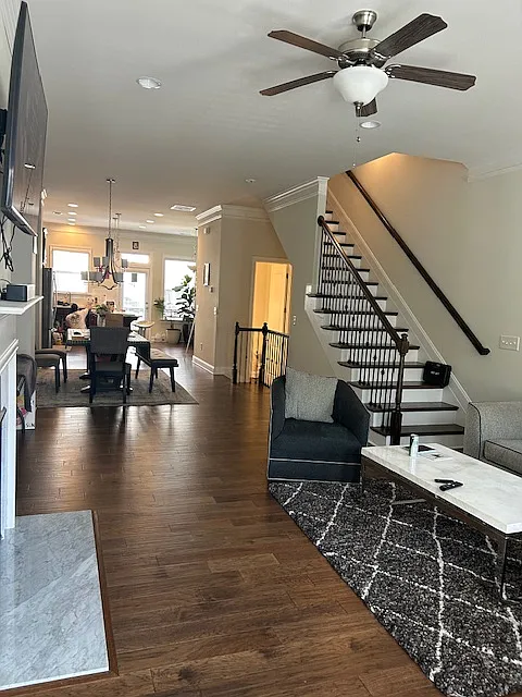 3 bed, 3.5 bath, 3400 sqft, $1,150 — Photo 3
