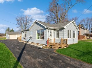 712 S Elm St, Three Oaks, MI 49128