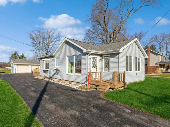 712 S Elm St, Three Oaks, MI 49128