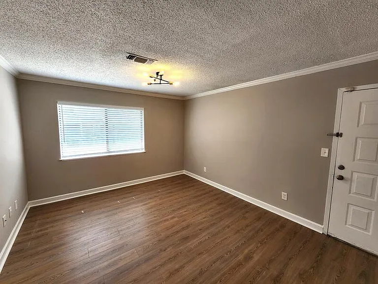 1406 Wingate Way — Photo 2