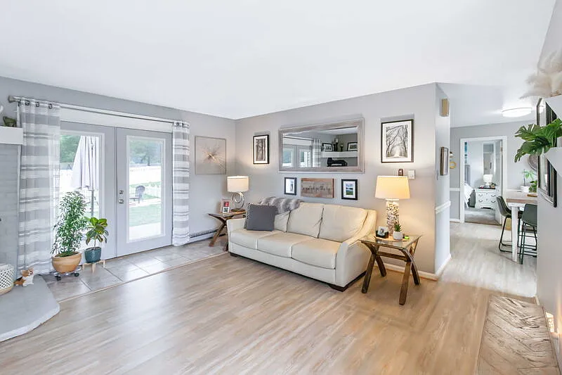 4 bed, 1.5 bath, 1626 sqft, $2,595 — Photo 3