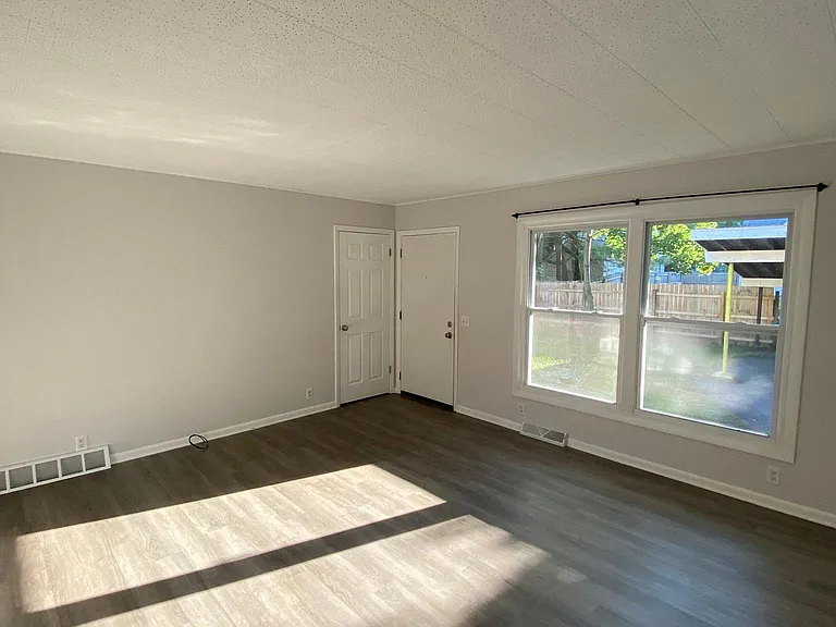 523 Jennison Ave — Photo 2