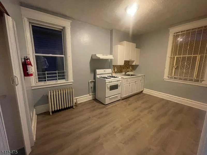 3 bed, 2.0 bath, 900 sqft, $2,100 — Photo 2