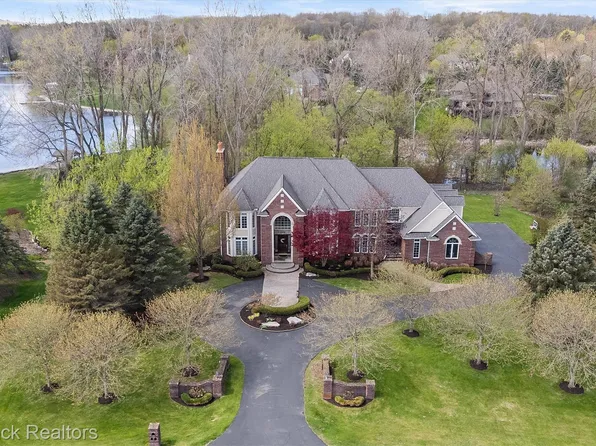 398 Shrewsbury Dr, Clarkston, MI 48348