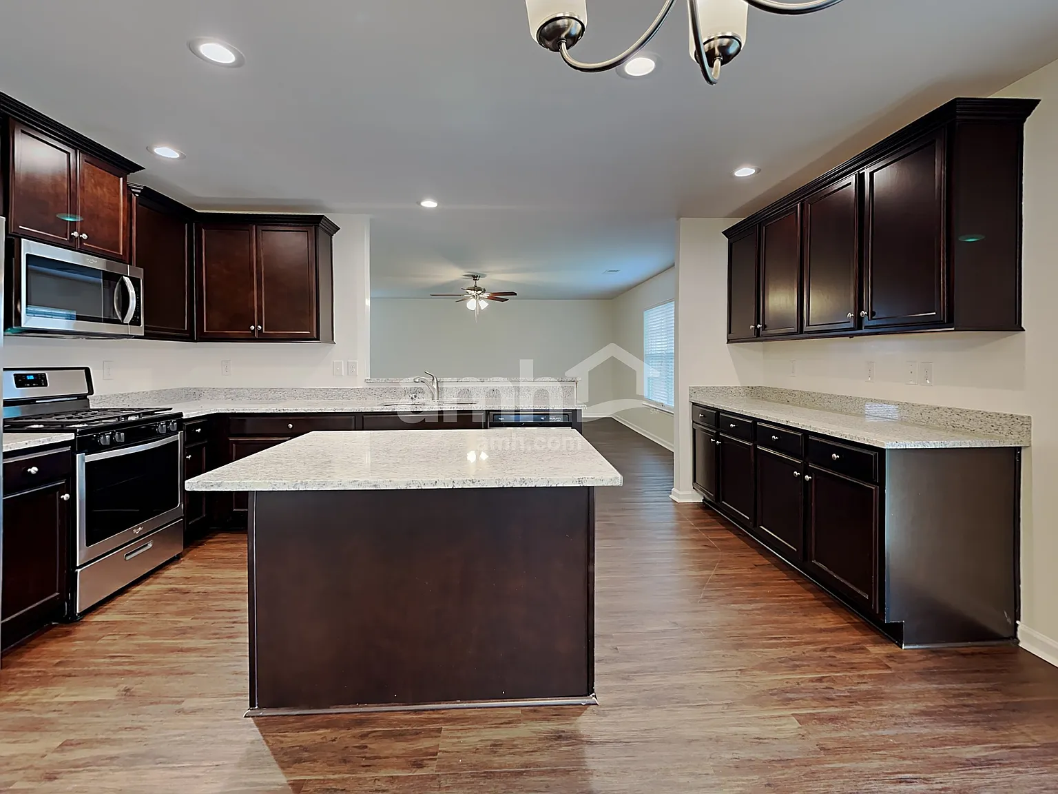4 bed, 2.5 bath, 2748 sqft, $2,415 — Photo 4