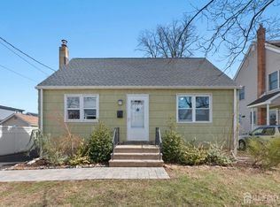 30 C St, Middlesex, NJ 08846