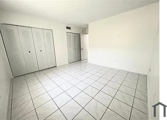 9828 N Kendall Dr — Photo 2