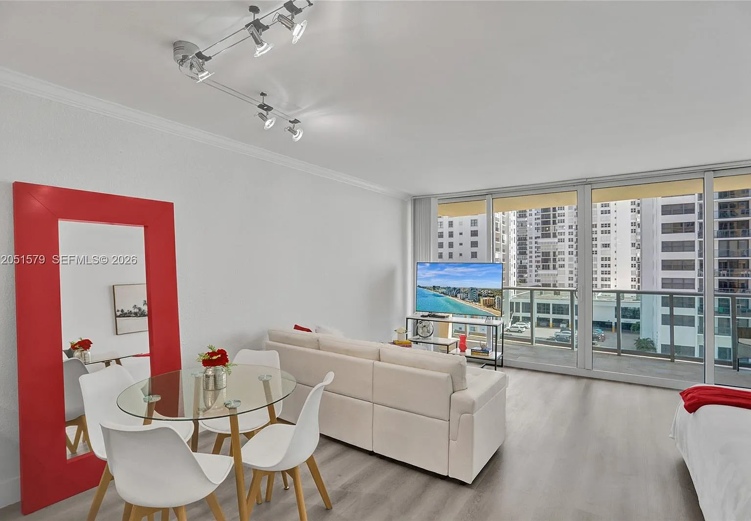 Wave Condo — Photo 4
