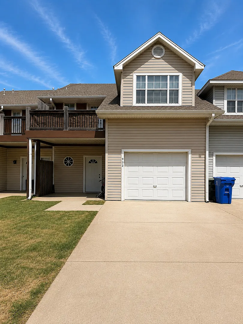 Beautiful 3 Bed 2.5 Bath Townhouse W/ Privacy Fence and One Car Garage Very Close to U of A Campus! — Photo 1