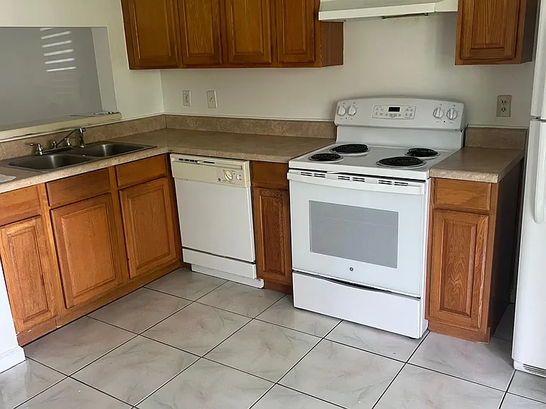 1915 Bentley Blvd — Photo 2