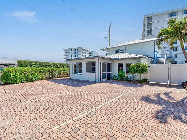 941 Ocean Dr — Photo 1