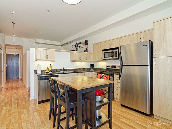 2nd image of 889 Date St Unit 426
