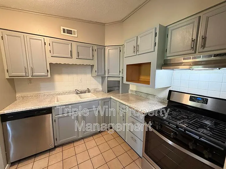 835 Bobbins Ln — Photo 12