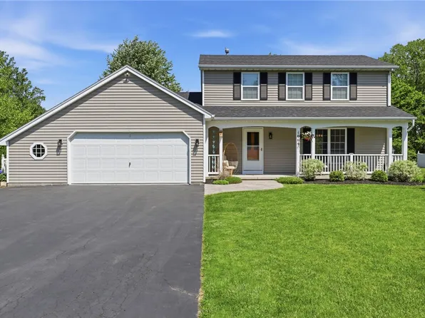 1064 Fawn Wood Dr, Webster, NY 14580