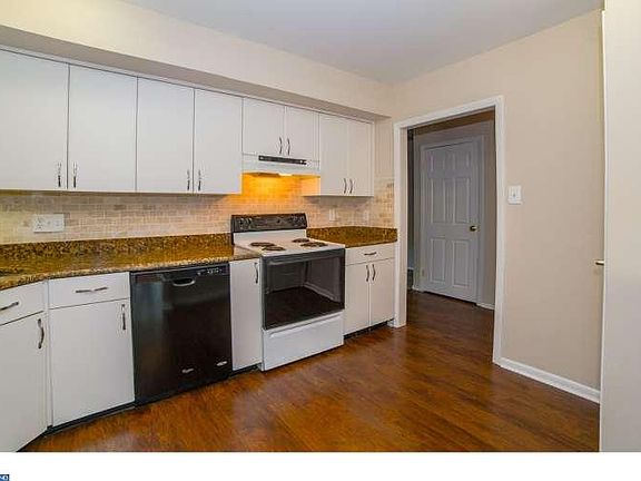 3rd image of 204 East Ct