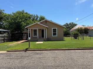 806 Hickory St, Llano, TX 78643