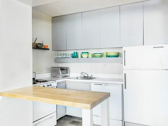 3rd image of 130 W 67th St APT 17E