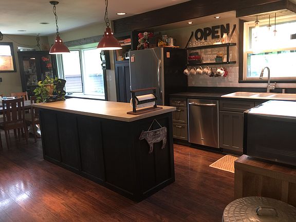 5th image of 445 Riverview Dr