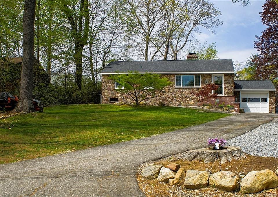 1st image of 9 Woodland Dr