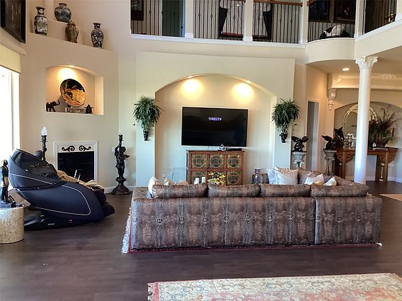5th image of 448 Breezeway Ct