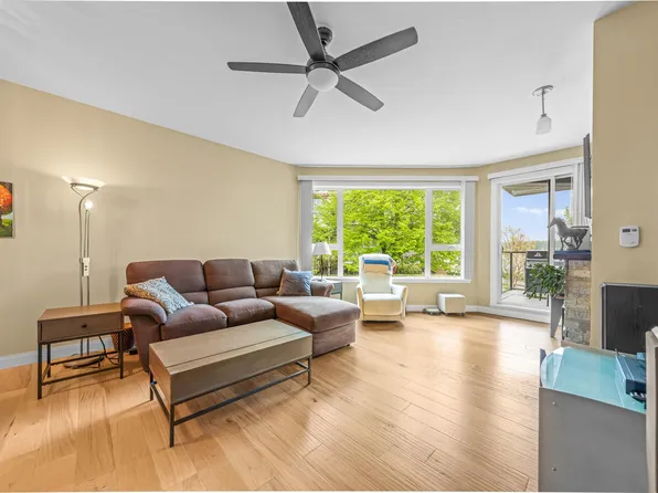 1150 Quayside Dr #204, New Westminster, BC V3M 6E1