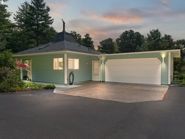 88049 Woodlands Dr, Florence, OR 97439