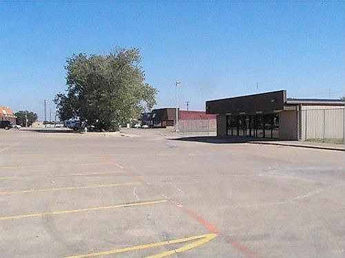 4th image of 702 N Highway 78
