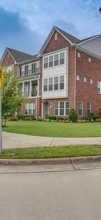 3 bed, 1981 sqft, $2,500 — Photo 3