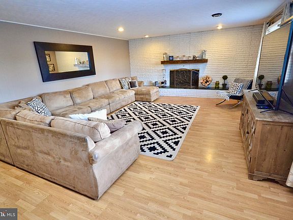 3rd image of 1138 Iris Ave