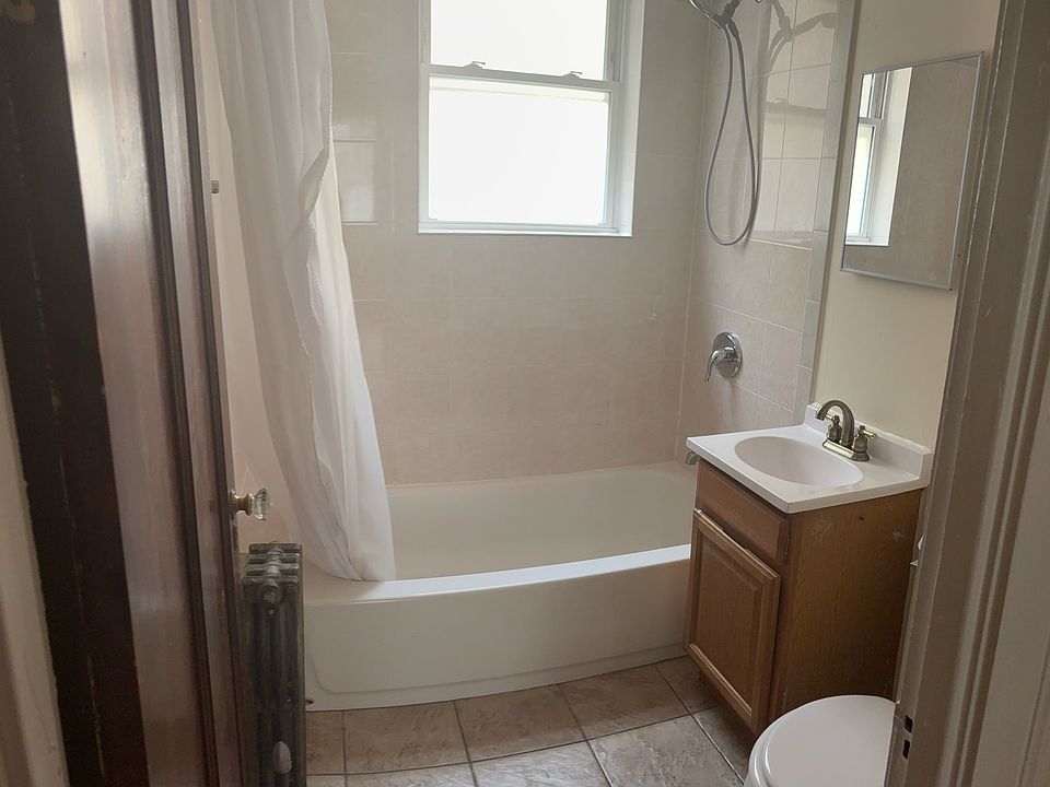 1st image of 2625 W Farragut Ave APT 1B