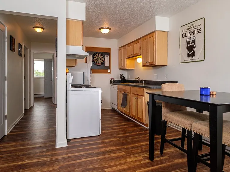 102 Oak Blvd — Photo 2