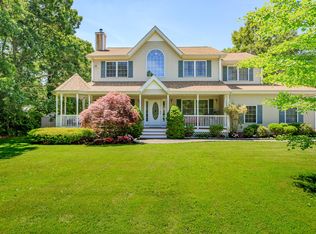 27 Pine St, Westhampton Beach, NY 11978