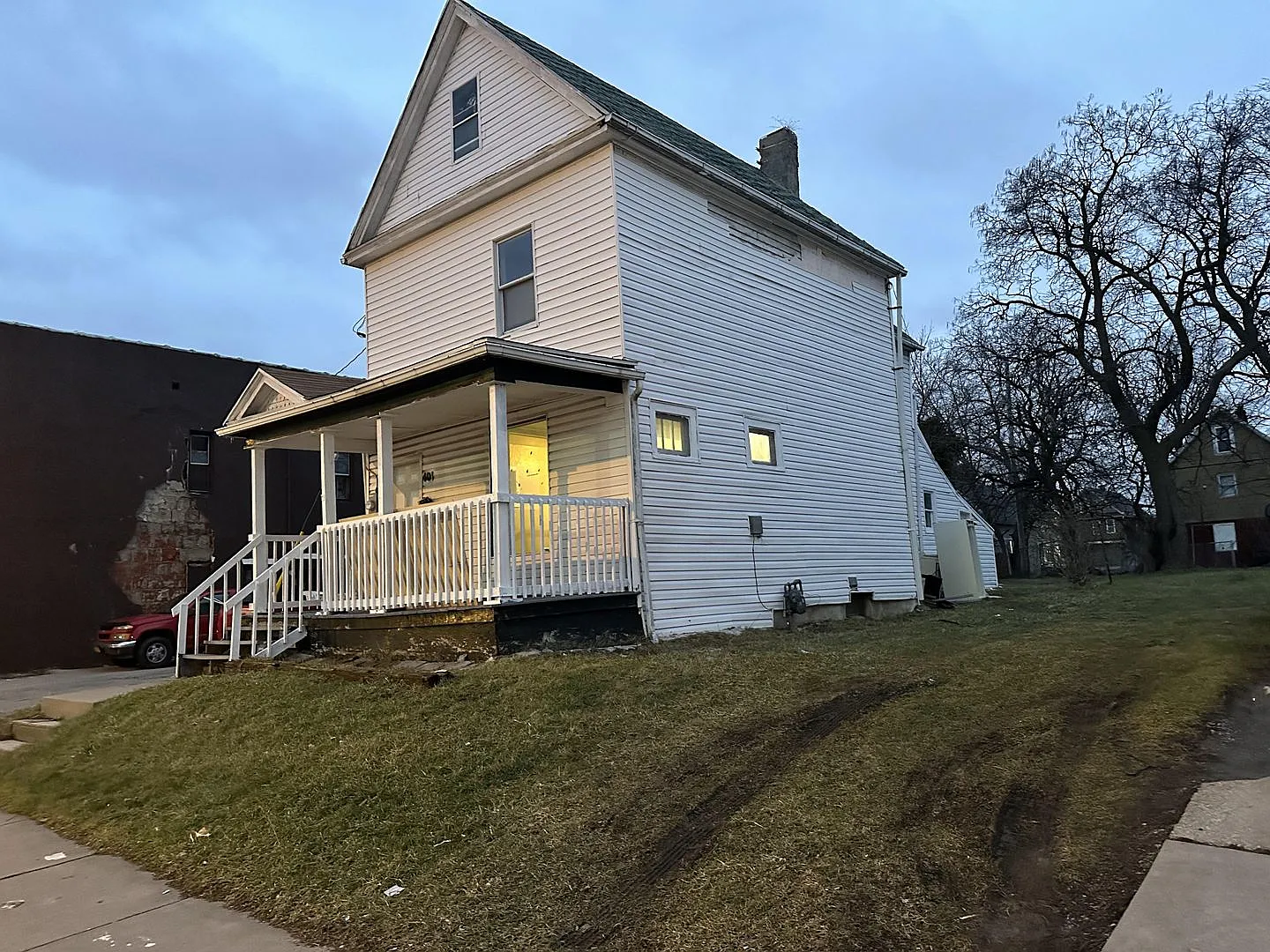 Move-in ready 4 bedroom single family home - perfect for your growing family — Photo 3