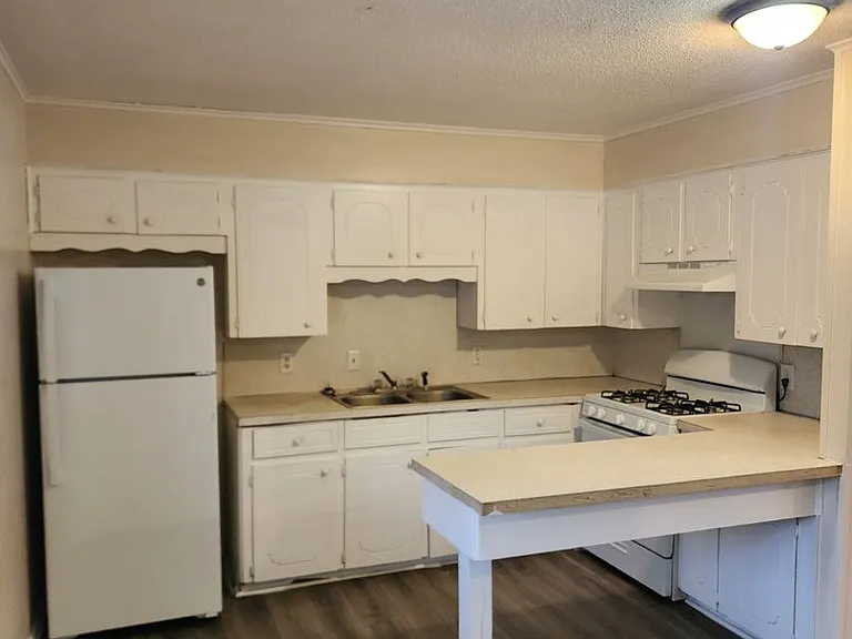 Swiss Village Apartments — Photo 18