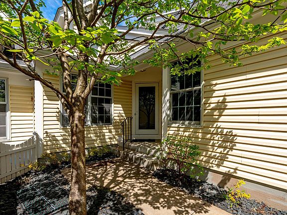 3rd image of 4247 Pond View Dr