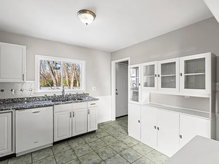 835 N Forest Ave — Photo 2