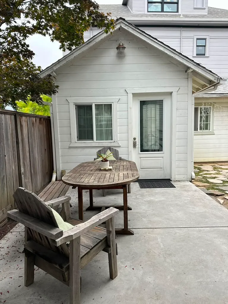 Studio, 300 sqft, $2,000 — Photo 4