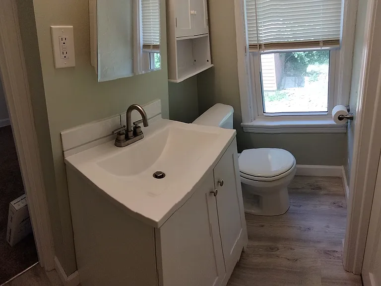 2nd floor 1/2 bath (Jack & Jill bathroom)