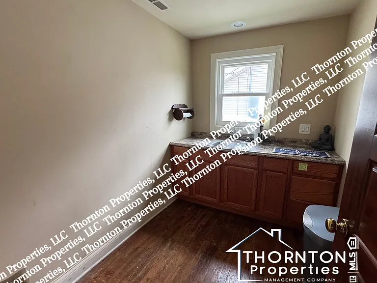 1640 Blount Ave — Photo 5