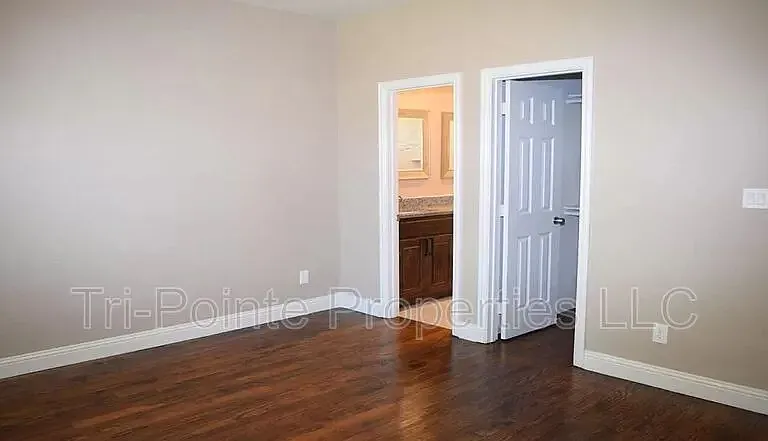 1202 Lowe St — Photo 2