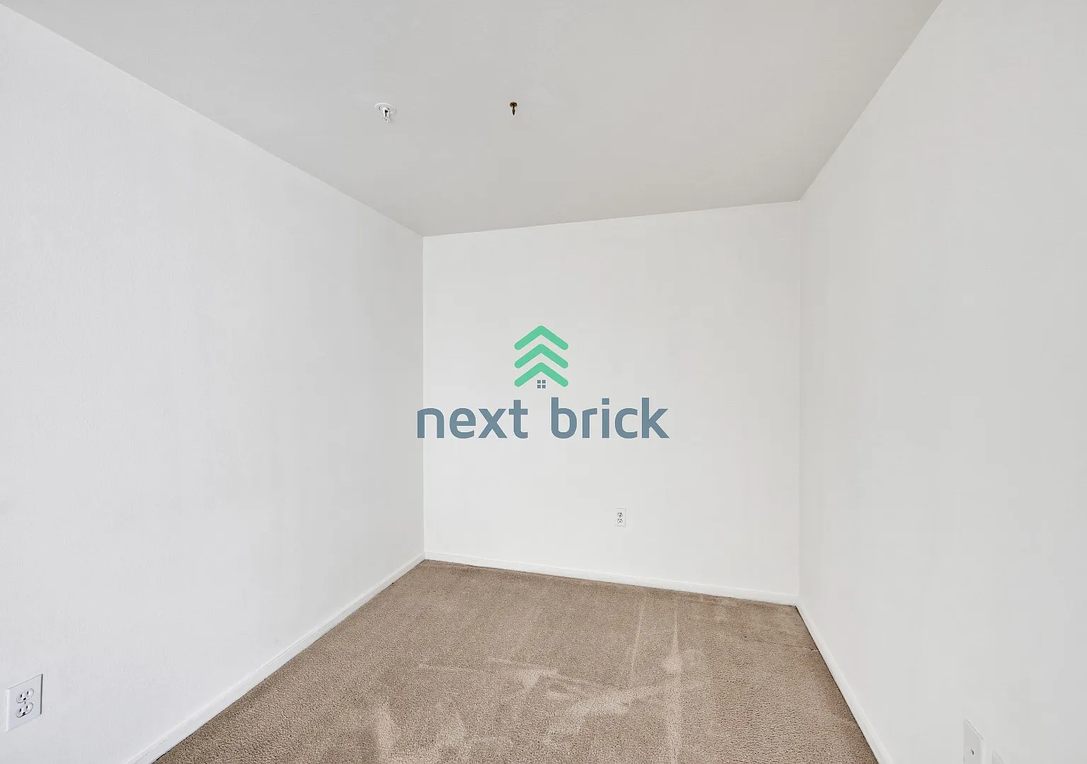 "Spacious Studio, 1 bathroom in Prime Seattle Location!" — Photo 3