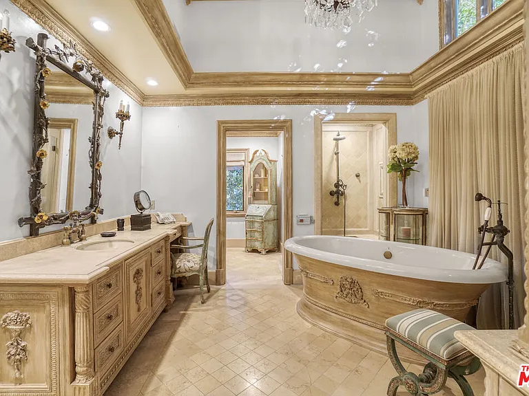 821 N Whittier Dr — Photo 23